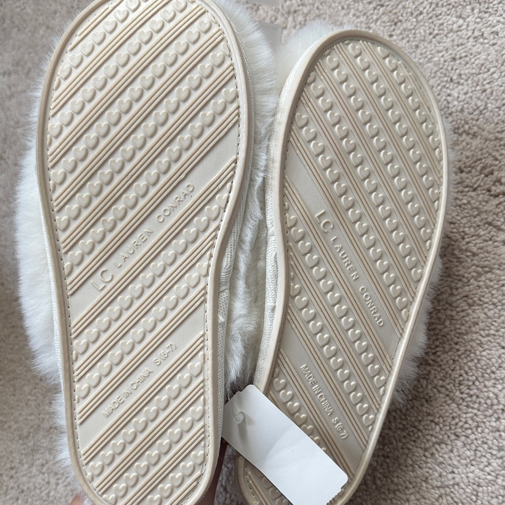 Cozy White Faux Fur slippers - Picture 3 of 3